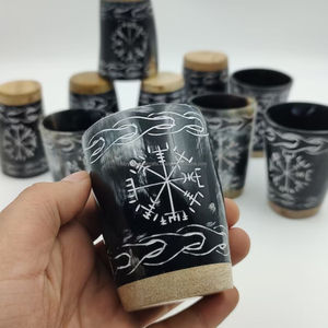 Vaso para beber de cuerno de buey negro natural con diseño grabado en blanco de la India - Product Image 1