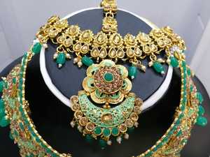 Ensemble collier et boucles d'oreilles ethniques plaqués or Kundan avec pierres vertes émeraude et perles pour mariage, bijoux pour femmes - Product Image 2