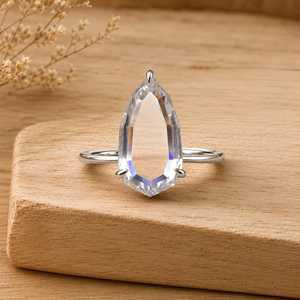 Bague de fiançailles solitaire unique en diamant de laboratoire taille poire, motif Portrait de l'Impératrice, pour mariage et anniversaire - Product Image 3
