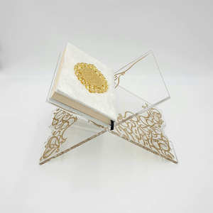 Les supports en bois pour le rehal favorisent un rangement respectueux entre les séances de lecture, reflétant une approche soucieuse de la prière et de l'étude. - Product Image 2