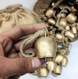 Campanas de metal redondas hechas a mano de estilo vintage moderno, rústicas, de estaño, con cuerda de yute, estilo antiguo, para decoración festiva navideña - Product Image 2