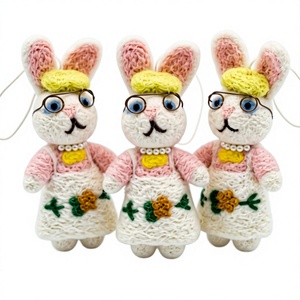 Poupée Lapin Traditionnelle en Feutre de Laine 100% Certifiée Écologique, Ornements de Noël, Lunettes, Robe Rose, Fleur Brodé, Faite à la Main - Product Image 1