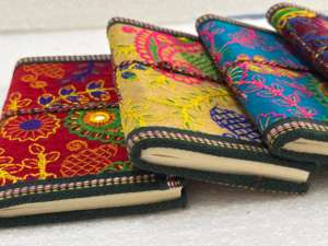 Carnet en soie de sari brodé à la main, écologique, en tissu recyclé, pour cadeaux, papeterie et journaux bohèmes. - Product Image 4