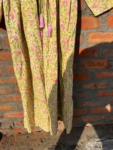 เดรสยาวสไตล์โบฮีเมียนพิมพ์ลายด้วยมือจากผ้าฝ้ายแท้ 100% แบบอินเดีย คอวี แขนยาว ลายดอกไม้ - Product Image 2