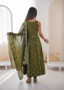 Ensemble Kurta et pantalon traditionnel indien pakistanais vert pour femme avec dupatta, coupe ample longue jusqu'au sol, tenue de mariage - Product Image 5