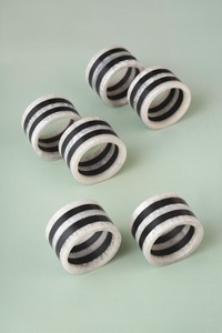 Anillos de Servilleta Modernos de Resina con Rayas Blancas y Negras para Decoración de Mesa de Boda - Product Image 4