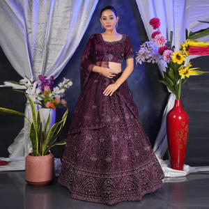 ชุดเลเฮนกาโชลีประดับด้วยงานปักดิ้นอย่างละเอียด กระโปรงทรงบานหรูหรา เสื้อทรงสง่างาม ผ้าคลุมไหล่บางเบา เหมาะสำหรับโอกาสพิเศษ - Product Image 5