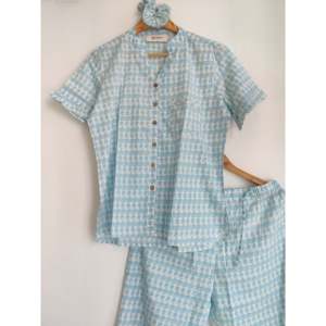 Conjunto de Pijama Paradise para Mujer con Diadema a Juego, Ropa de Dormir Cómoda para Diversión y Relajación - Product Image 2