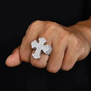 Anillo de cóctel de lujo con moissanita VVS, diseño de cruz redonda, plata de ley 925, engaste de garras, certificado IGI, personalizado - Product Image 1