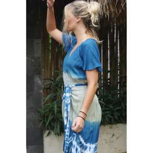 เดรสยาวผูกเอวสไตล์ลำลองสำหรับฤดูร้อน ทำมือ ลายมัดย้อม ดีไซน์แขนสั้นและผูกด้านหลัง - Product Image 2