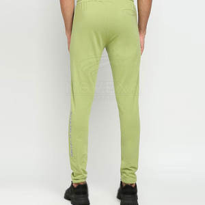 Presentamos los nuevos pantalones para hombre con tela ligera para una frescura y comodidad durante todo el día. - Product Image 3