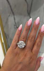 Bague de fiançailles en diamant de laboratoire rond de 10 carats : trois pierres, diamants accentués en forme d'aile de cerf, certifiée IGI - Product Image 5