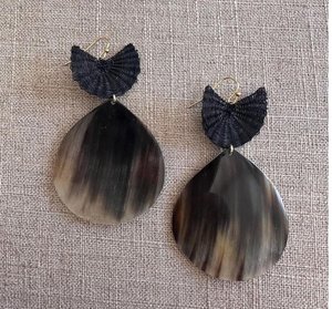 Pendientes de Cuerno Modernos Hechos a Mano con Patrones Tribales Africanos, Artesanía Natural de Origen Sostenible - Product Image 2