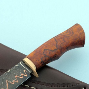 Cuchillo de Caza de Acero Damasco de Cobre Premium con Mango de Madera Burl y Funda de Cuero - Product Image 2