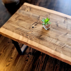 Mesa de centro de madera maciza hecha a mano con borde natural y base de metal industrial, mueble moderno rústico para sala de estar - Product Image 1