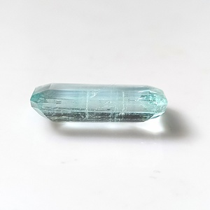 มรกตทรงเหลี่ยมธรรมชาติจากไนจีเรีย สีฟ้าอมเขียวอ่อน 7.80 กะรัต พลอยเจียระไน (9.3x18.6x5 มม.) สำหรับทำเครื่องประดับ - Product Image 3