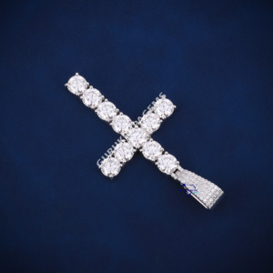 Colgante personalizado de moissanita con claridad VVS, listo para enviar, para hombre y mujer, colgante de la mejor calidad, probado con el detector de diamantes. - Product Image 4