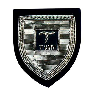 Écusson brodé personnalisé avec lignes argentées, logo sur mesure, patch en tissu à coudre pour vêtements - Product Image 1