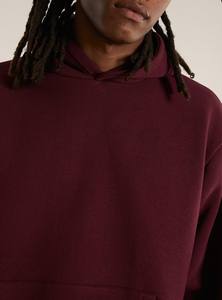 Sudadera con capucha extragrande ultra suave con costuras estructuradas, una mezcla de algodón de primera calidad y un diseño informal pero elegante. - Product Image 2