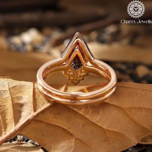 Bague de fiançailles vintage géométrique en or rose avec moissanite taille triangle et sertissage à griffes Charm_Jewells pour femme - Product Image 4