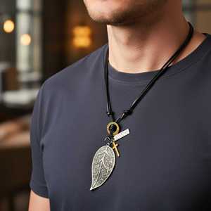 Collar con Colgante de Moda, Colgante de Hoja Etérea de Acero Inoxidable Puro de 2.5 Pulgadas con Cuerda de Cuero Ajustable para Hombres y Niños - Product Image 1