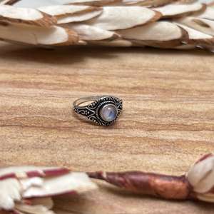 Anillo llamativo de piedra lunar arcoíris, estilo tribal vintage para mujer, joyería de plata con relleno de oro de 18K, acabado en plata oxidada, para fiesta - Product Image 2