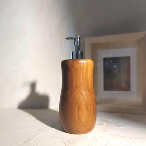 Support en bois haut de gamme pour flacon pompe, idéal pour le savon liquide et les désinfectants – Organisateur de comptoir de réception et de bureau – Fabriqué en Inde - Product Image 4