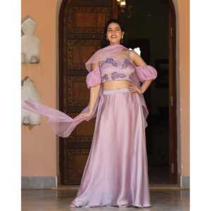 ชุดเลเฮนกาโชลีผ้าซาตินลายลาเวนเดอร์ ไซส์ XS สำหรับผู้หญิง ดีไซน์หรูหรา เป็นมิตรกับสิ่งแวดล้อม เหมาะสำหรับฤดูใบไม้ผลิ/ฤดูร้อน งานดิวาลี/งานแต่งงาน - Product Image 4