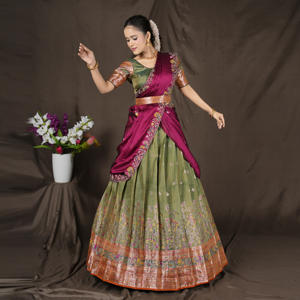 ชุดเลเฮนกาโชลีผ้าไหมบานาราซี พร้อมกระโปรงลายทอ บลูซหรูหรา ตกแต่งขอบอย่างประณีต และผ้าคลุมไหล่แบบดั้งเดิม - Product Image 4