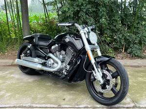 Motocicleta Davidson V-Rod Muscle 1250cc V-Twin Refrigerada por Agua, Usada y en Buen Estado, Tipo Cruiser Estadounidense, 3 Años de Garantía, Lista para Exportación - Product Image 1