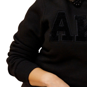 เสื้อสเวตเชิ้ตผ้าเชนิลสีดำล้วนสำหรับผู้หญิง ปักลายตัวอักษรกรีก คุณภาพพรีเมียม คอกลม - Product Image 5