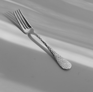 Ensemble de couverts de service en acier inoxydable au design moderne, finition martelée, compatible lave-vaisselle, durable, comprenant couteau, fourchette, cuillère et louche - Product Image 3
