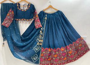 Conjunto de Ropa Étnica de Boda para Mujer, Chaniya Choli de Seda Bombay Premium con Bordado a Mano con Espejos Reales y Dupatta de Chinnon - Product Image 6