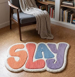 Tapis de sol tufté à la main avec typographie Unique Slay, motif lettres multicolores pastel, pour salon et chambre - Product Image 1