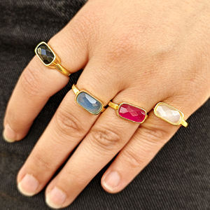 Elegante anillo de banda ajustable con piedra lunar blanca natural, diseñado en latón con baño de oro, anillos de moda, joyería unisex. - Product Image 5