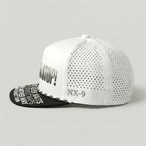 Gorra de golf de rendimiento premium de 5 paneles con visera plana, perforaciones cortadas a láser, bordado personalizado en la corona y malla exterior OEM - Product Image 2