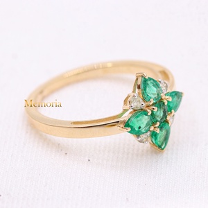 แหวนทองคำแท้ 14K ประดับมรกตทรงลูกแพร์และเพชรทรงดาวกระจาย รุ่นเมโมเรีย จิวเวลส์ ขายส่ง - Product Image 4