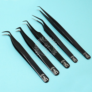 Pinza Curva para Pestañas Negra 75 90 Grados, Pinza de Aislamiento con Punta de Fibra, Herramienta Aplicadora para Extensión de Pestañas Mega Volumen - Product Image 1