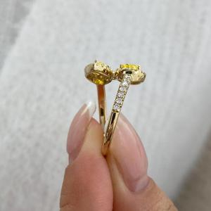 Anillo de compromiso de oro amarillo de 14K con diamante talla pera amarillo elegante y piedras laterales de diamante talla redonda, regalo nupcial - Product Image 2