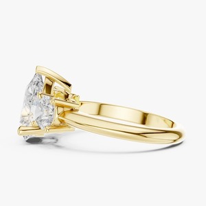 Anillo de Compromiso de Tres Piedras con Diamante Cultivado en Laboratorio de Corte Pera de 2.50 Ct, Oro Amarillo de 9K, Piedras Laterales Redondas, Joyería al por Mayor - Product Image 3