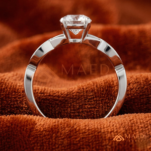แหวนหมั้นมอสซาไนต์ทรงกลม เงินแท้ 925 ประดับเพชรด้านข้างแบบ Pave Band แหวนแต่งงาน ดีไซน์คล้ายเพชร - Product Image 2