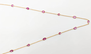 Collar con Zafiro Rosa Natural en Oro Amarillo Sólido de 18K – Cadena con Gema Rosa de Corte Pera Engastada en Bisel, Piedra de Nacimiento de Septiembre - Product Image 1