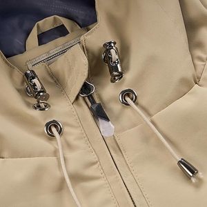 ผู้ผลิตเสื้อแจ็คเก็ตกันลมแบบ OEM สีสันตัดกัน เสื้อแจ็คเก็ตกันลมสำหรับผู้หญิง น้ำหนักเบา สำหรับเล่นกีฬา กันน้ำ มีฮู้ด - Product Image 4