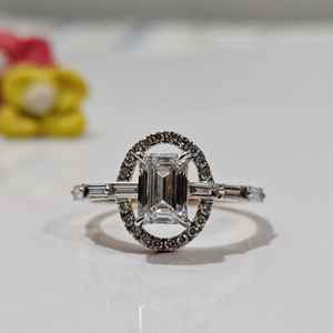 Anillo de compromiso de plata 925 con moissanita de corte esmeralda, estilo clásico, regalo creativo para amantes - Product Image 1