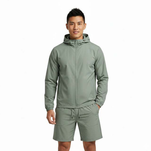 Ensemble sweat à capuche et short avec poignets côtelés et cordons de serrage à embouts métalliques, accents de finition en métal de qualité supérieure, détails de construction robustes - Product Image 1