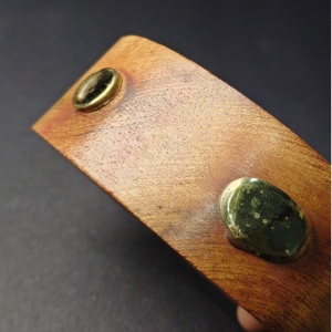 Brazalete Vintage de Madera Maciza con Incrustaciones de Disco Grande de Latón — Joyería Rústica Pulida a Mano, Duradera y Ecológica - Product Image 5