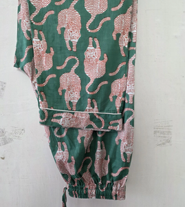 Exquisito Conjunto de Pijama de Algodón con Estampado de Leopardo Verde Bosque, Estampado a Mano, Ropa de Dormir Elegante y Artesanal para Mujer, Verano, Sostenible - Product Image 3