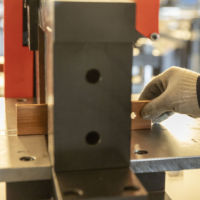 Machine de traitement de barres omnibus CNC 3 en 1, machine de poinçonnage, de découpe et de pliage de barres omnibus en cuivre et aluminium pour la production d'appareillage électrique