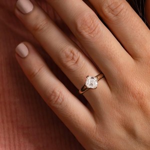 Anillo Solitario de Diamante Cultivado en Laboratorio de 2.01CT VS1 con Corte Asscher, Certificado IGI, Oro Amarillo de 14K, Regalo Premium para Compromiso o Fiesta para Enamorados - Product Image 6