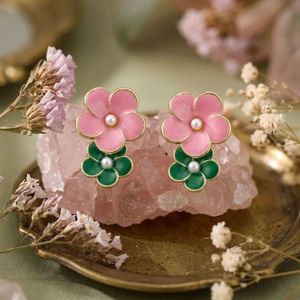 Boucles d'oreilles en or 14 carats, fleurs doubles roses et vertes, bijoux de mode pour femmes, élégantes boucles d'oreilles à fleurs, accessoire cadeau, à porter pour les fêtes - Product Image 2